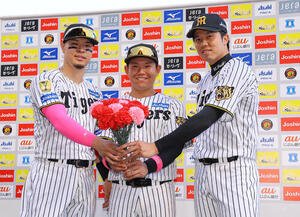 阪神対DeNA　カーネーションを手に笑顔を見せる左から佐藤輝明、嶋村麟士朗、才木浩人(撮影･上田博志)