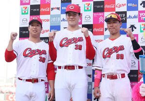 広島対ヤクルト　お立ち台でポーズを決める左から塹江敦哉、赤木晴哉、二俣翔一(撮影･加藤孝規)