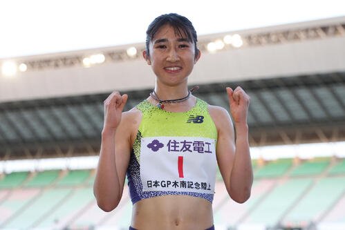 第13回木南道孝記念陸上競技大会･女子1万メートル　優勝し笑顔でガッツポーズする田中希実(撮影･前田充)