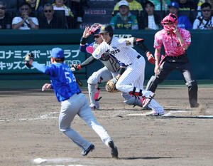 阪神対DeNA 5回裏阪神1死一、三塁、才木浩人はセーフティースクイズを決め先制。投手石田裕太郎(撮影･加藤哉)