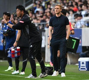 G大阪対広島　ピッチサイドで厳しい表情を見せるG大阪イェンス･ヴィッシング監督(撮影･和賀正仁)