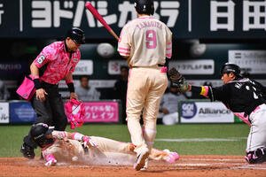 ソフトバンク対ロッテ　3回裏ソフトバンク2死三塁、周東佑京は本盗に成功する(撮影･岩下翔太)
