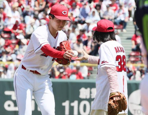 広島対ヤクルト　始球式で投げる母、恵美さんにボールを渡す赤木晴哉(撮影･加藤孝規)
