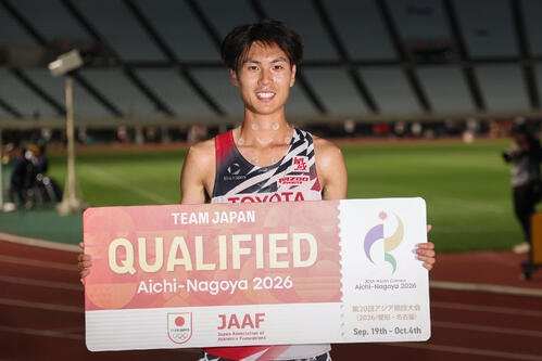 第13回木南道孝記念陸上競技大会･男子1万メートル　優勝し笑顔を見せる鈴木芽吹(撮影･前田充)