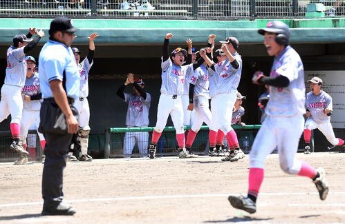 8回の再逆転に沸く、日大国際関係の選手たち(撮影･前田和哉)