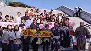 大相撲夏場所初日　復帰戦を白星で飾った炎鵬を祝福する母中村由美子さん(前から3列目の右から2人目)ら応援団