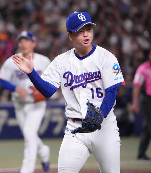 中日対巨人　5回表巨人2死一、三塁、丸佳浩を三振に仕留めグラブをたたきながらベンチへ戻る桜井頼之介(撮影･森本幸一)