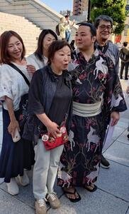 大相撲夏場所初日　復帰戦を白星で飾った炎鵬は母中村由美子さん(前列左)らと記念撮影する