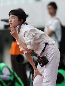 第13回木南道孝記念陸上競技大会･女子1万メートル　声援を送る矢田みくに(撮影･前田充)