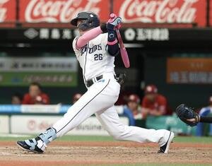 西武対楽天　3回裏西武無死、左越えソロ本塁打を放つネビン(撮影･河田真司)