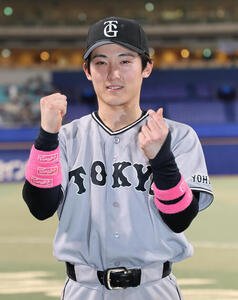 中日対巨人　4打点の巨人浦田俊輔は母の日にちなんだピンクのリストバンドで母への感謝をアピール(撮影･西尾就之)