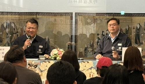 親方トークショーに出演した三保ケ関親方(元幕内栃栄、左)と竹縄親方(元関脇栃乃洋)
