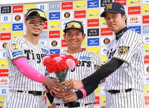阪神対DeNA　カーネーションを手に笑顔を見せる左から佐藤輝明、嶋村麟士朗、才木浩人(撮影･上田博志)