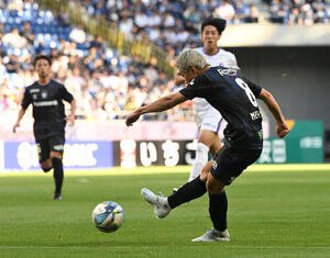 J1特別大会地域リーグラウンド第16節　G大阪対広島　後半、(左)サイドからシュートを打つG大阪食野亮太郎(撮影･和賀正仁)