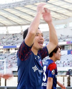 J1百年構想リーグ　第16節　東京対東京V　東京ダービーに勝利し、喜ぶ東京長友佑都(撮影･山本朝陽)