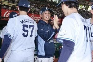 西武対楽天　楽天に勝利し、ナインを迎える西口文也監督(撮影･河田真司)