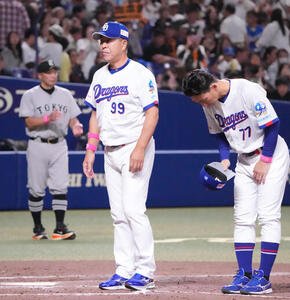 中日対巨人　試合終了、井上一樹監督(中央)は整列しあいさつをする(撮影･森本幸一)