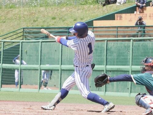 東北学院大対宮城教育大　先制の適時二塁打を放った東北学院大･伊藤和哉外野手(撮影･高橋香奈)
