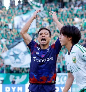 東京対東京V　後半、サポーターを煽る東京長友佑都(撮影･山本朝陽)
