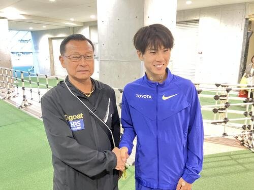 握手する駒大の大八木弘明総監督(左)とトヨタ自動車の鈴木芽吹