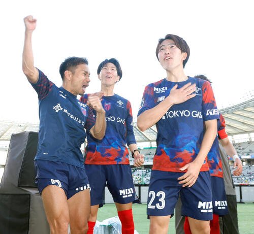 J1百年構想リーグ　第16節　東京対東京V　東京ダービーに勝利し、喜びを表現する東京長友佑都(左)と佐藤龍之介(撮影･山本朝陽)