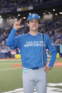 オリックス対日本ハム　3勝目を挙げた日本ハム北山亘基はDOMIIれ！(ドミれ！)ポーズを見せる(撮影･宮崎幸一)