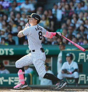 阪神対DeNA 6回裏阪神1死、佐藤輝明はソロ本塁打を放つ(撮影･上山淳一)