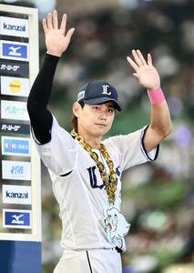 西武対楽天　楽天に勝利し、お立ち台で声援に応える西川愛也(撮影･河田真司)