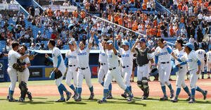 東京6大学野球　法大対東大　勝ち点を挙げ喜び抱き合う東大ナイン(撮影･柴田隆二)