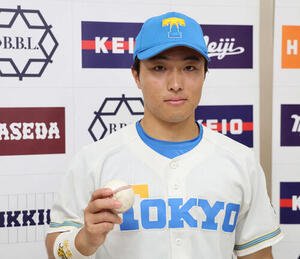 25年5月10日、法大対東大　試合後の会見で写真撮影に応じた東大酒井捷