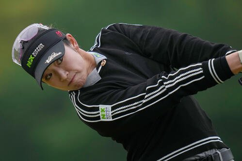 最終ラウンド、3番でショットを放つ原英莉花(AP)