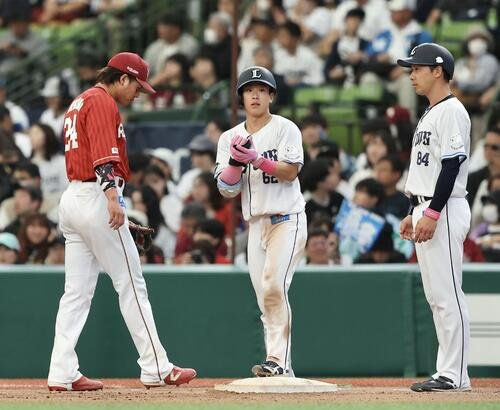 西武対楽天　6回裏西武無死、右前打を放ち出塁する滝沢夏央(2026年5月10日)