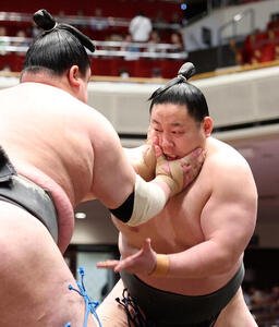 大凜山(左)の攻めを耐える三田(撮影･鈴木正人)
