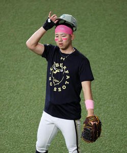 オリックス対日本ハム　オリックス椋木蓮はピンクのヘアバンド、リストバンドに加え、アイブラックの代わりにアイピンクを装備　(撮影･宮崎幸一)