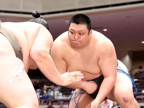 昂輝(左)に鋭い立ち合いで攻める火雷(撮影･鈴木正人)