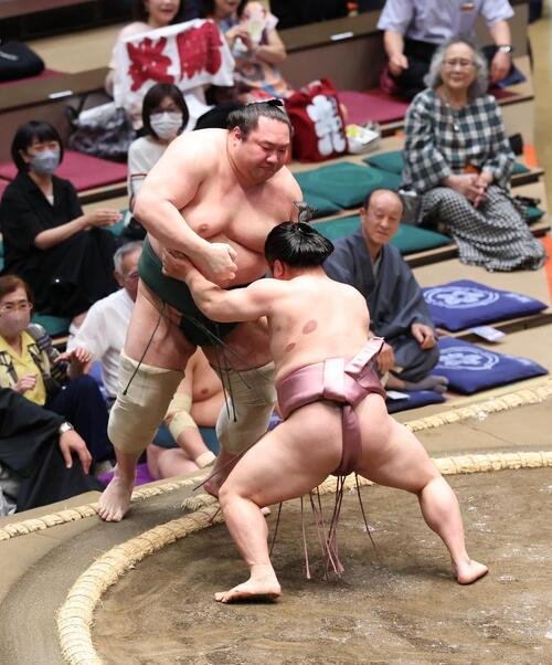 白鷹山(左)をより切りで破る炎鵬(撮影･黒川智章)
