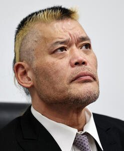 引退会見を行う天山広吉(撮影･野上伸悟)