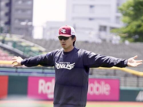先発投手練習でウォーミングアップする楽天荘司康誠投手(撮影･高橋香奈)