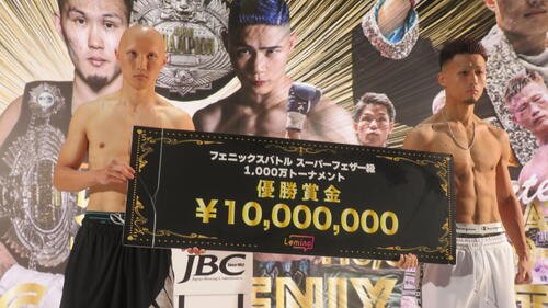 優勝賞金1000万円のフェニックスバトル･スーパーフェザー級トーナメント2回戦で約1年7カ月ぶりのリング復帰する元日本フェザー級王者松本圭佑(左)。右は対戦相手の龍王