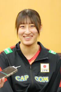 バレーボール女子日本代表の取材中、笑顔を見せる秋本美空(撮影･足立雅史)
