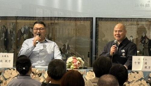 親方トークショーに出演した大嶽親方(元幕内玉飛鳥、左)と千賀ノ浦親方(元幕内里山)