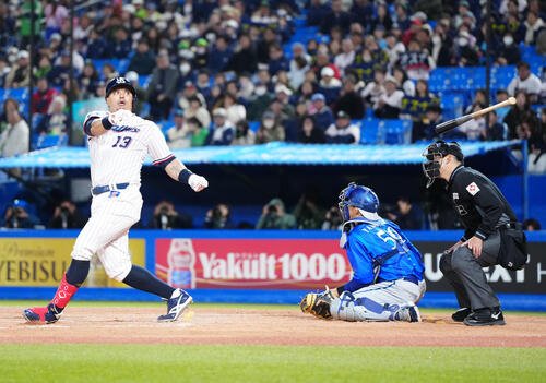 4月16日、オスナが放ったバットが当たった川上球審(右)
