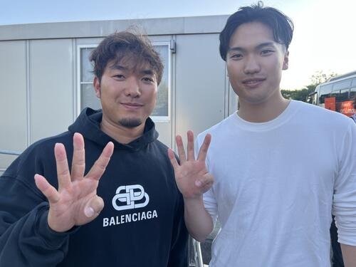 西武柘植世那(つげ･せな＝左)と弟の柘植礼雄(つげ･れお)さん(撮影･金子真仁)