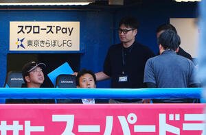 ヤクルト対阪神　試合前、ベンチで審判団やNPB関係者と話す阪神藤川球児監督(左)(撮影･垰建太)