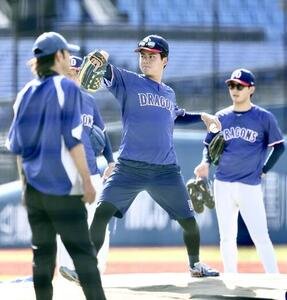 DeNA対中日　試合前、マウンドを確かめる中日金丸夢斗(撮影･河田真司)