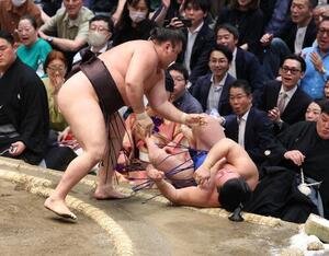 藤ノ川(右)を上手投げするが、その前に勝負が決まっていた霧島(撮影･黒川智章)