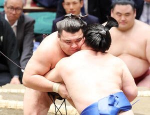 藤ノ川(手前)を攻める霧島(撮影･鈴木正人)