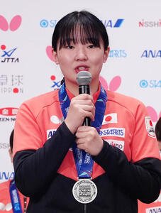 世界選手権団体戦が行われた英国･ロンドンから帰国し、会見を行う卓球日本代表の張本美和(撮影･江口和貴)