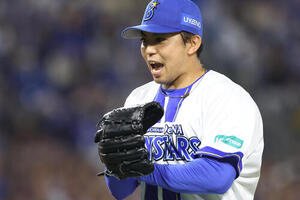 DeNA対中日　5回表を抑えグラブをたたく東克樹(撮影･河田真司)