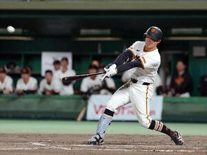 巨人対広島　9回裏巨人無死一塁、サヨナラ2点本塁打を放つ佐々木俊輔(撮影･たえ見朱実)